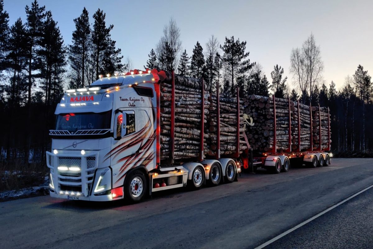 team_kajava_tukkirekka_puutavarakuljetus_hämärä